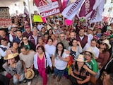 Al centro, el alcalde de La Magdalena Contreras, Fernando Mercado Guaida.