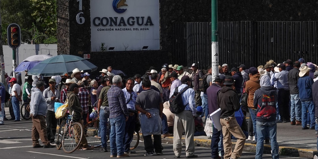 Manifestación por parte de agricultores a las afueras de Conagua