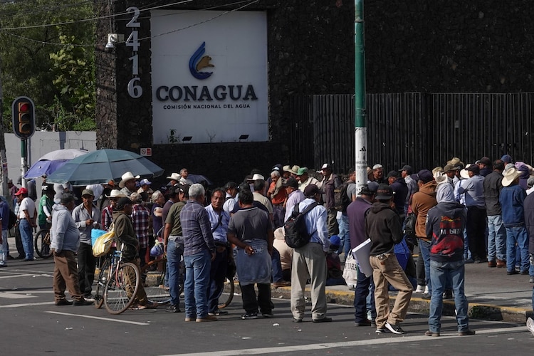 Manifestación por parte de agricultores a las afueras de Conagua
