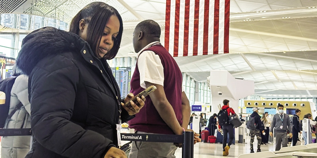 Pasajeros de un avión pasan por una revisión en el aeropuerto de Newark, Nueva Jersey, en diciembre de 2024.