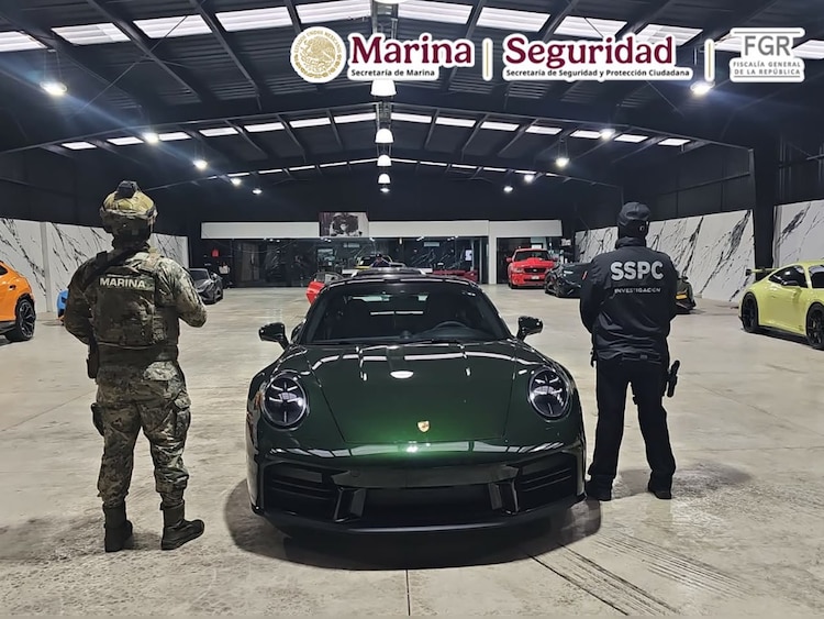 Durante los cateos decomisaron 15 vehículos de alta gama y bienes con valor superior a 145 mdp.