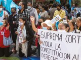Grupos de católicos se manifestaron ayer en las inmediaciones de la Suprema Corte en contra de la resolución para despenalizar el aborto.