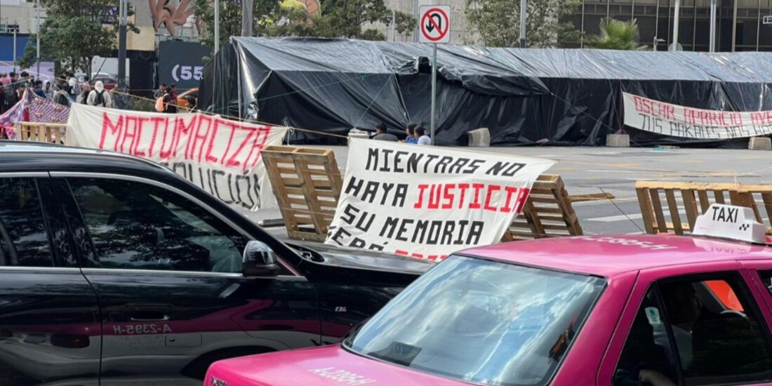 Estudiantes bloquean el cruce de Reforma e Insurgentes, ayer.