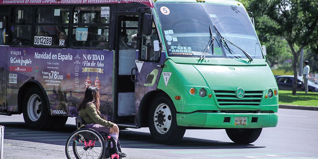 La activista Jen Mulini intenta cruzar una calle, el 17 de octubre de 2024.
