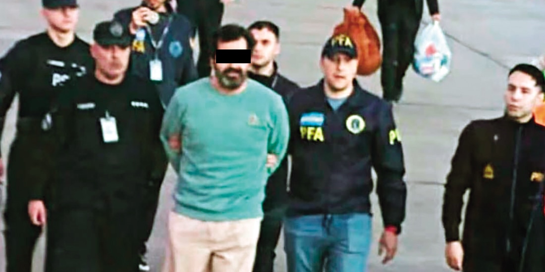 Fernando Farías Laguna al ser entregado ayer por Argentina.