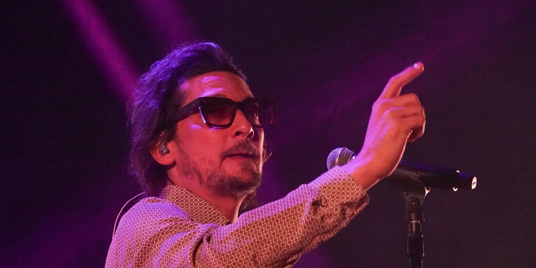 El vocalista de Zoé, León Larregui, en el Palacio de los Deportes.