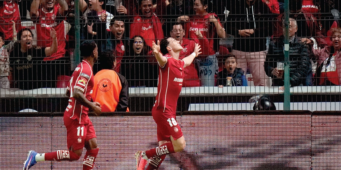 VIÑAS celebra su primer gol como choricero, ayer, en el torneo internacional