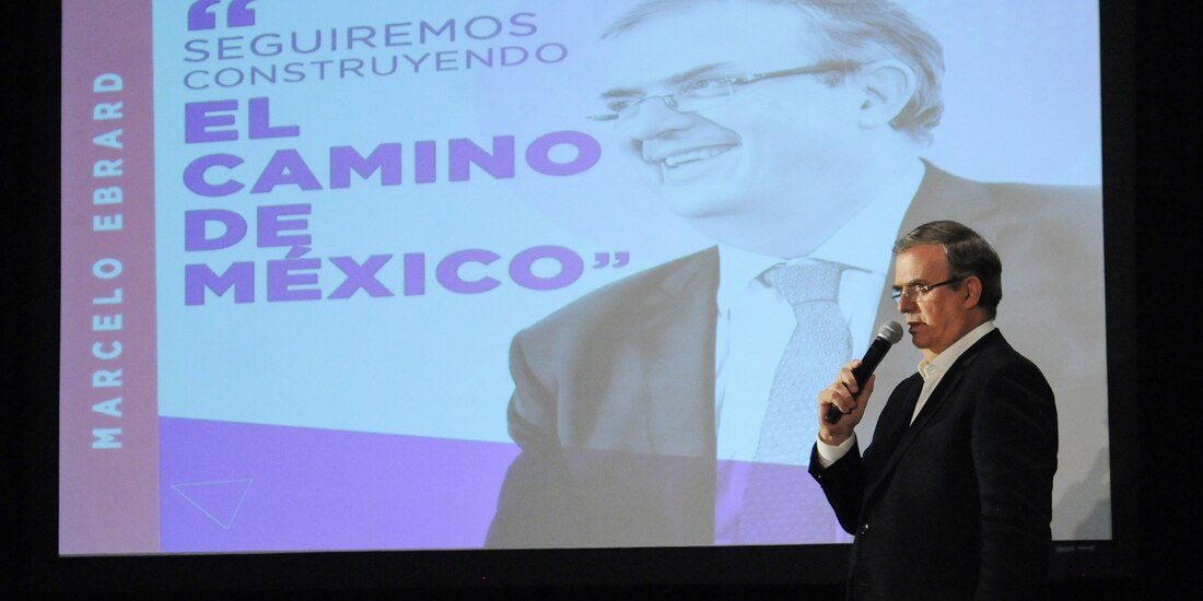 El excanciller Ebrard, ayer, en conferencia de prensa.