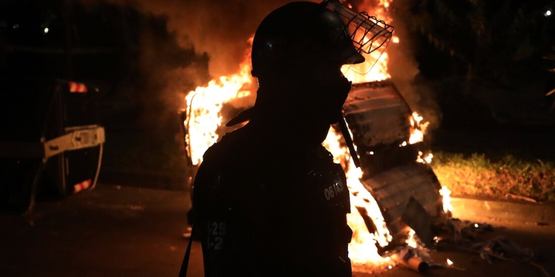 La muerte de un taxista desata protestas; hay 10 muertos y 200 lesionados; Amnistía Internacional condena abuso policial.