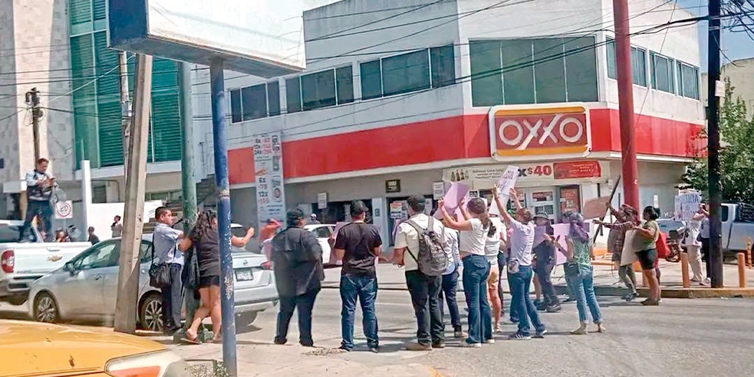 MANIFESTANTES realizaron ayer una protesta frente a instalaciones de la fiscalía especializada en investigación de delitos contra menores de Tamaulipas, en Tampico