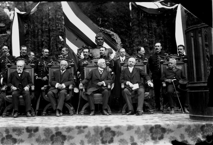 El expresidente mexicano Porfirio Díaz, al centro, durante la inauguración del tramo carretero Iguala-Chilpancingo, un día como hoy, pero de 1910.