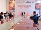 Alfredo Del Mazo con representantes de BARDAHL de México.