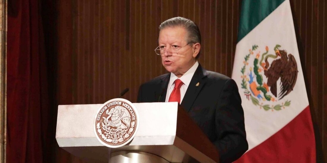 Arturo Zaldívar expresa su respeto hacia labor de periodistas; “son parte esencial de la democracia”, afirma