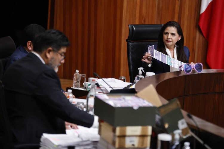 La presidenta del TEPJF, Mónica Soto, afirmó que no hubo elementos para anular la elección.