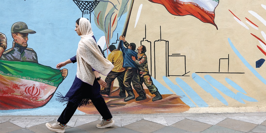 UNA MUJER iraní camina junto a un
mural en una calle de Teherán, ayer