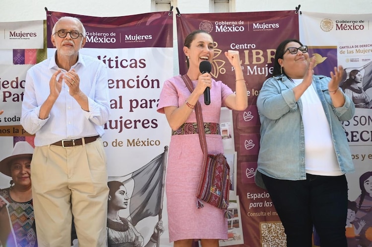 Al centro, la Presidenta Claudia Sheinbaum; a la izquierda, el gobernador Miguel Ángel Navarro Quintero.