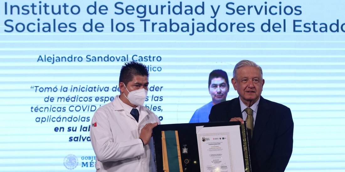 Andrés Manuel López Obrador, Presidente de México, durante la conferencia de prensa donde se entregó la condecoración Miguel Hidalgo a 6 mil 650 integrantes del sector salud