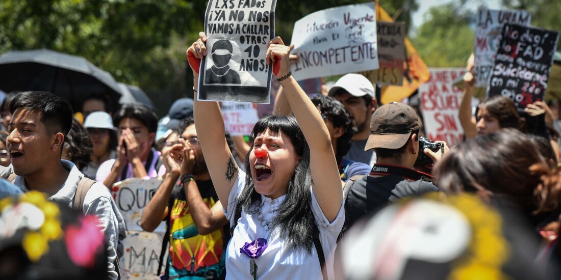 Marcha de la FAD a Rectoría.