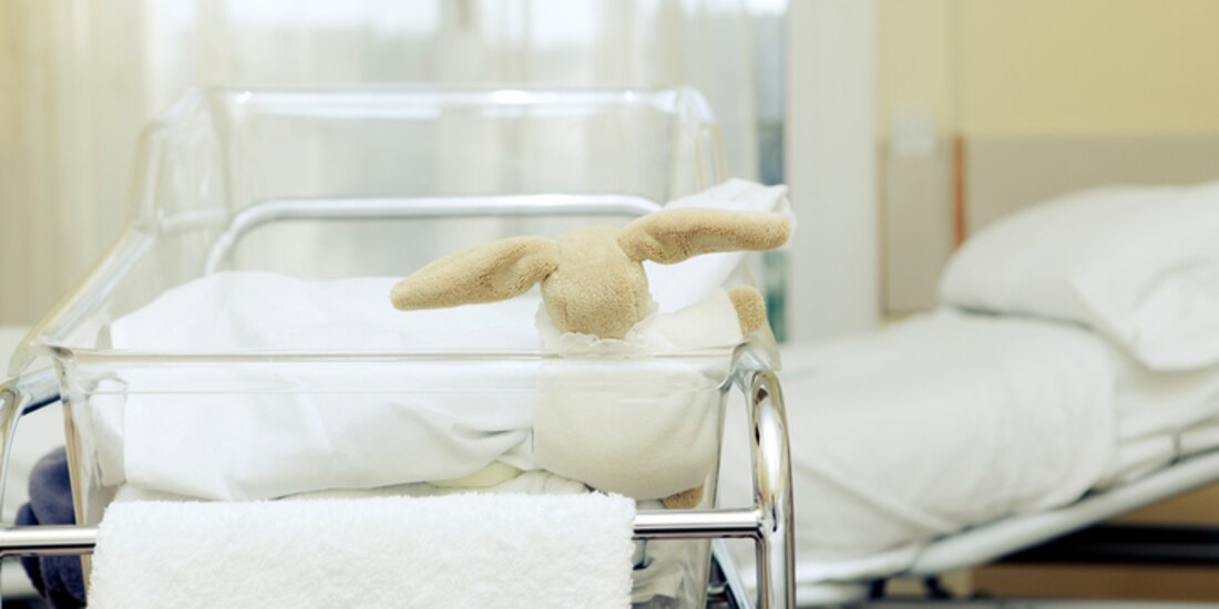 Una mujer arrojó por la ventana de un hospital al recién nacido de otra