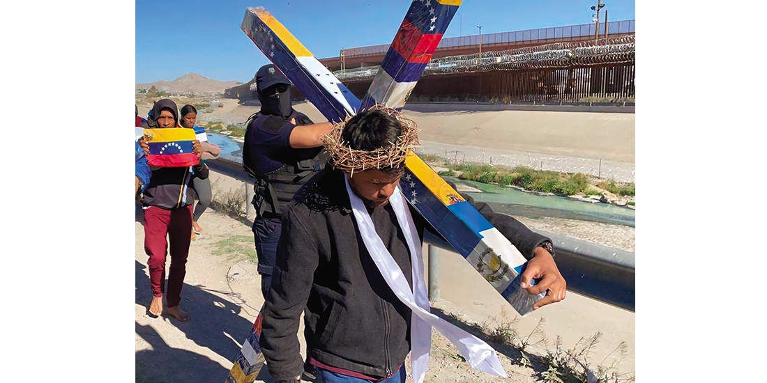 Personas de diferentes países cargan una cruz en Ciudad Juárez, Chihuahua, ayer.
