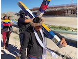 Personas de diferentes países cargan una cruz en Ciudad Juárez, Chihuahua, ayer.