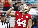 El fullback de los 49ers, Kyle Juszczyk, hace gestos tras una jugada contra los Dolphins de Miami.