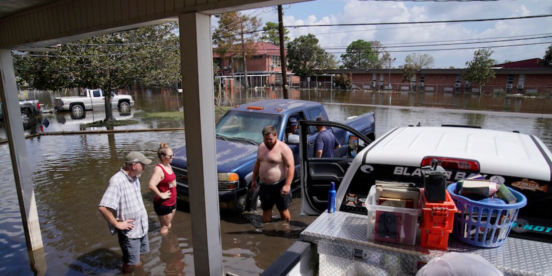 Pobladores rescatan las pertenencias ayer, después del paso del huracán Ida, en Louisiana.