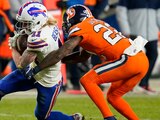 Una acción del duelo entre los Bills de Buffalo y los Broncos de Denver