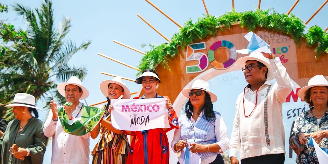La secretaria Josefina Rodríguez Zamora y el secretario Simón Quiñones Orozco encabezan el corte de listón de "Ventana a México" en la Plaza Quebec.
