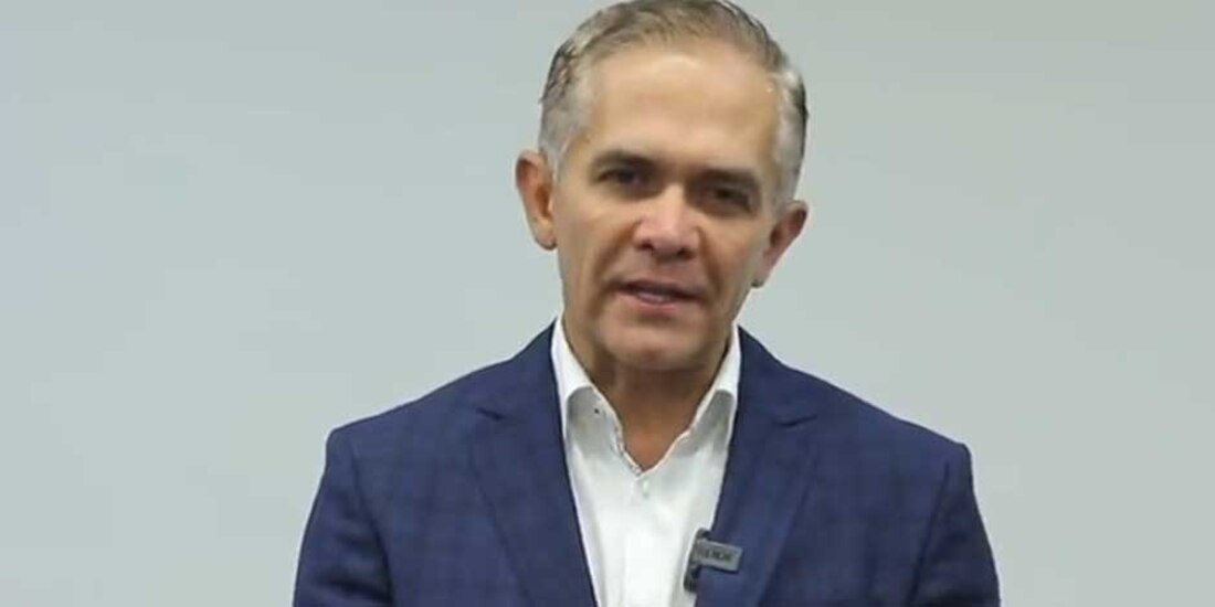 Imagen de Miguel Ángel Mancera felicitando a los abogados en su día