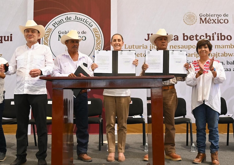 Presidenta Claudia Sheinbaum firma decreto para restituir hectáreas al Puelo Yaqui.