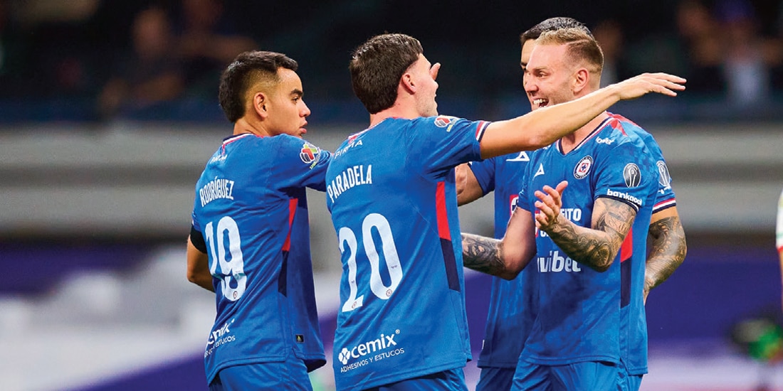 JUGADORES de La Máquina celebran uno de los tantos de ayer.