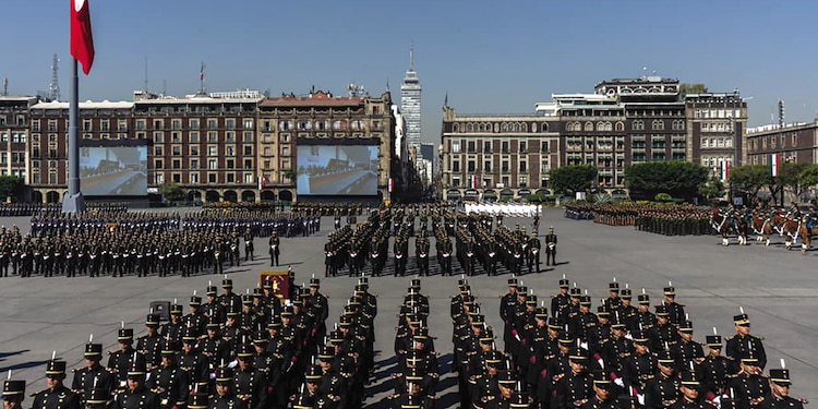 Fuerzas Armadas en la plancha del Zócalo.