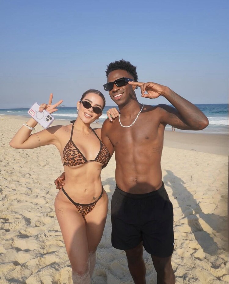 Dania Méndez posando en las playas de Río de Janeiro con Vinícius Jr.