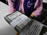 Miembros del IECM y representantes de partidos políticos verifican las boletas electorales.