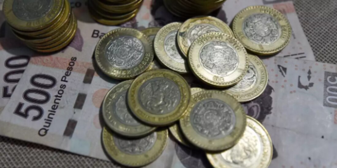 En la imagen ilustrativa, monedas y billetes de México │ Gobierno pasa tijera de 30.4% a inversión física