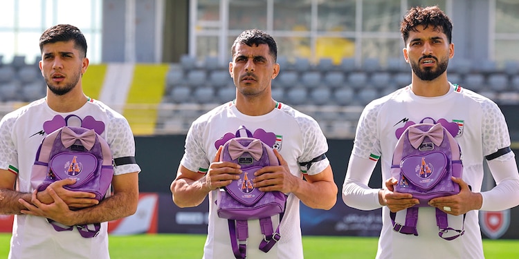 Jugadores iraníes sostienen mochilas escolares, el 27 de marzo.