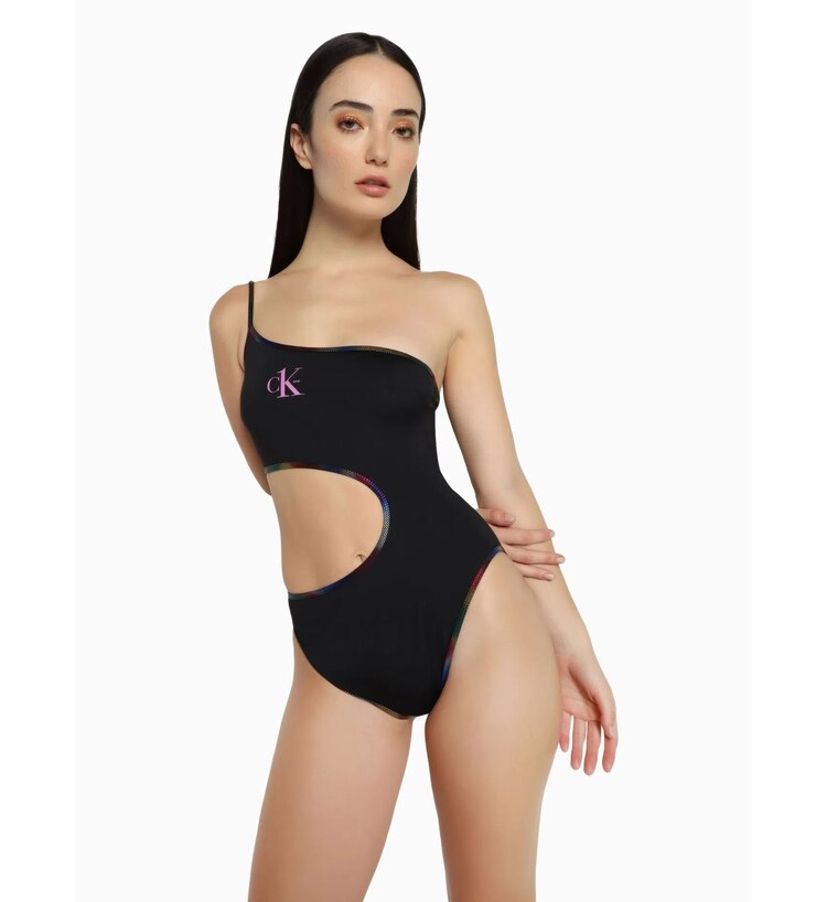 Calvin Klein incluye trajes de baño.