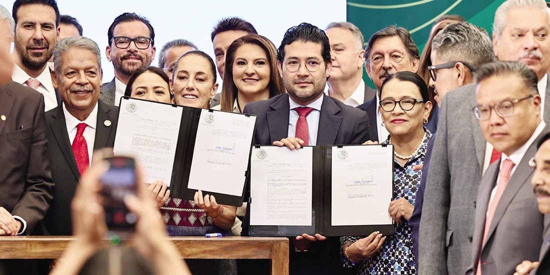 La Presidenta (3.a de izq. a der.) Claudia Sheinbaum Pardo, con funcionarios y líderes sindicales, ayer.