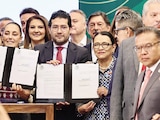 La Presidenta (3.a de izq. a der.) Claudia Sheinbaum Pardo, con funcionarios y líderes sindicales, ayer.