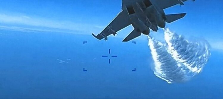 El caza ruso "lanzó deliberadamente" combustible sobre el dron de Estados Unidos.