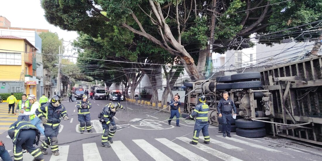 Vuelca camión el centro de la Ciudad de México; hay dos lesionados.