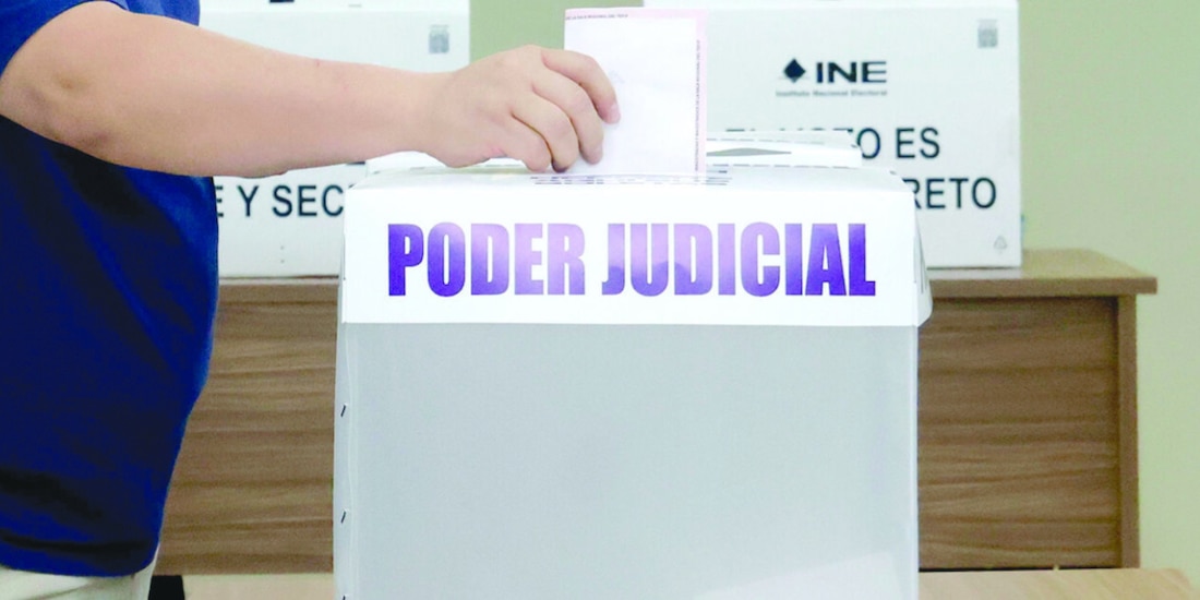 Personal de la Junta Local del INE de Puebla realiza una demostración de las elecciones del Poder Judicial, el jueves.