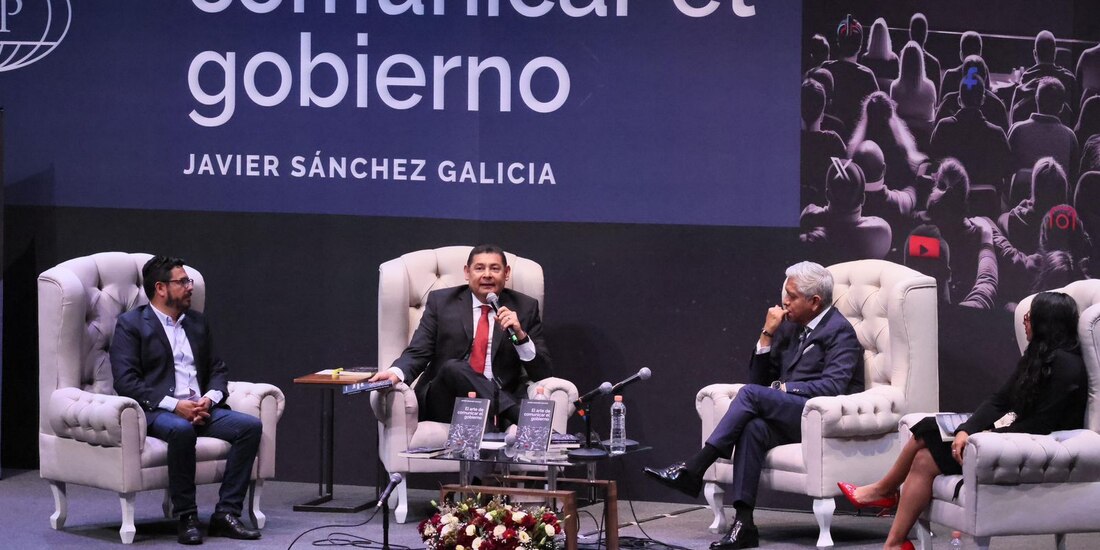 Al centro de la imagen, Alejandro Armenta, próximo gobernador de Puebla.