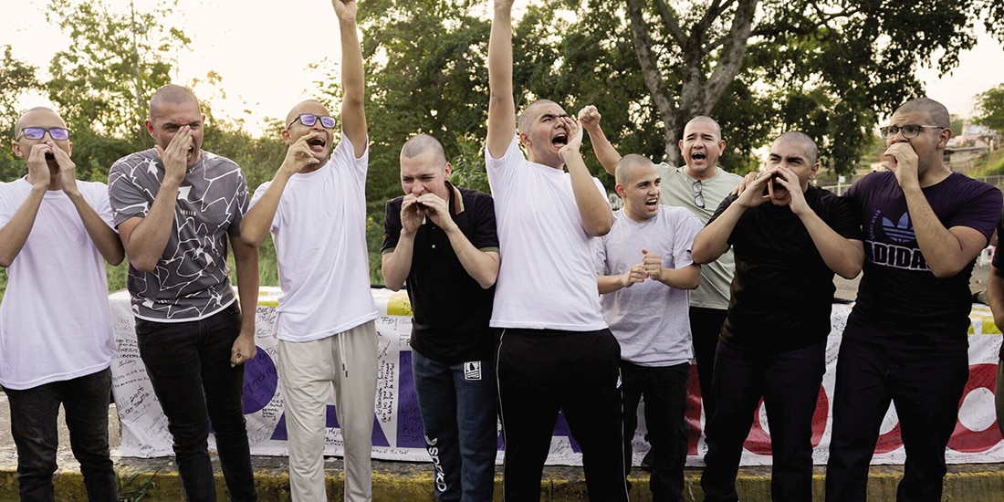 Cadetes gritan consignas tras su liberación del Rodeo, en Guatire, ayer.