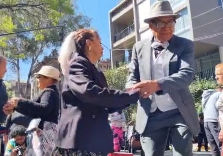 Con música a todo volumen y baile, parejas de adultos mayores realizan una protesta en Santa María de la Rivera para que les permitan continuar con su actividad de baile semanal