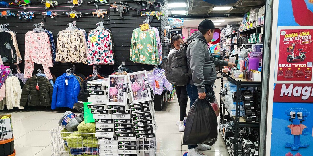 La actividad comercial continúa normal en la Plaza Izazaga 89 pese a los recientes operativos en dicho inmueble.