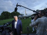 El mandatario de EU, Donald Trump, habla con periodistas, ayer, tras bajar del avión presidencial, en Washington.