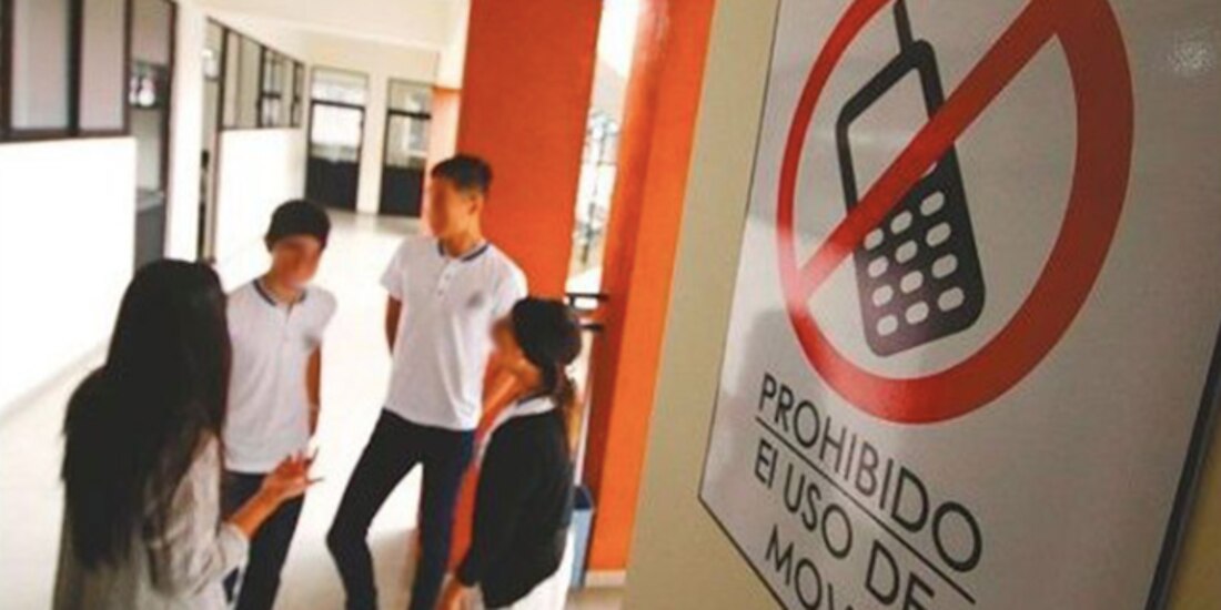 Los estudiantes no deberían tener acceso a los celulares en las escuelas, sugiere la UNESCO.
