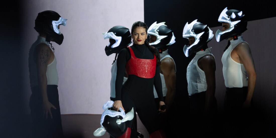 La motomami pone a bailar y a saltar a sus fans; emociona con la interpretación de “La llorona”.